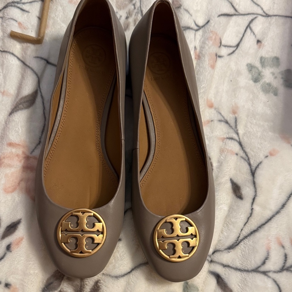 Tory Burch Chelsea Women's Beige Flats with Gold Emblem